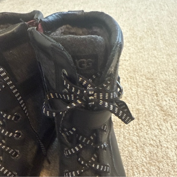 UGG Women's KeseyWaterproof Boot Black Excellent Used Condition Size 7 US - Picture 9 of 13